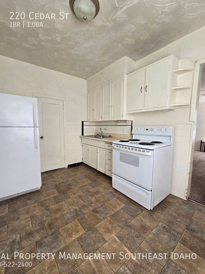 220 Cedar St - Photo 6 of 14