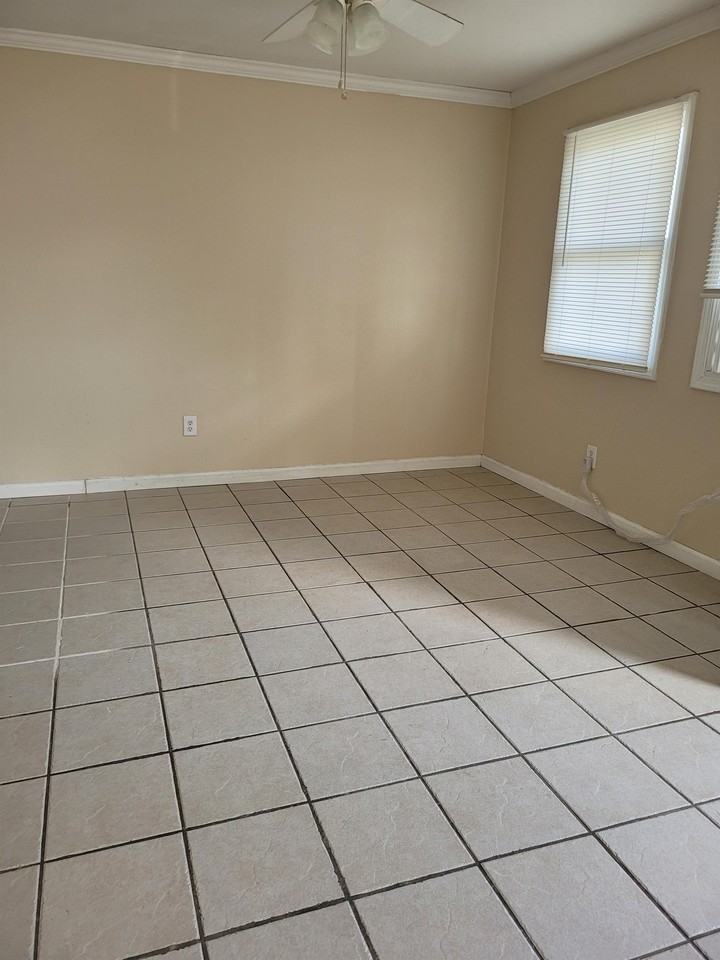 711 - Photo 3 of 11