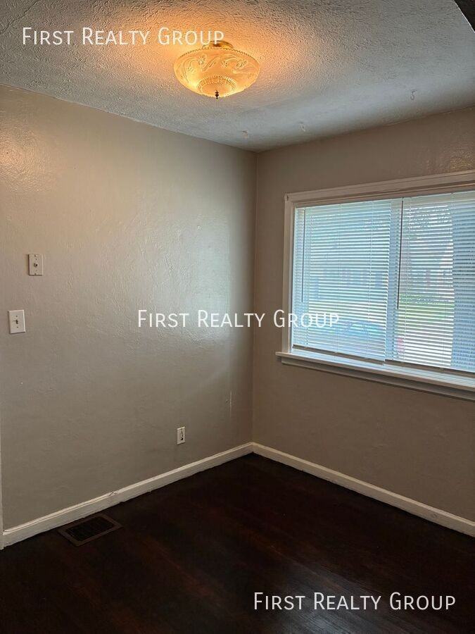 207 Ashwood Ave - Photo 3 of 5