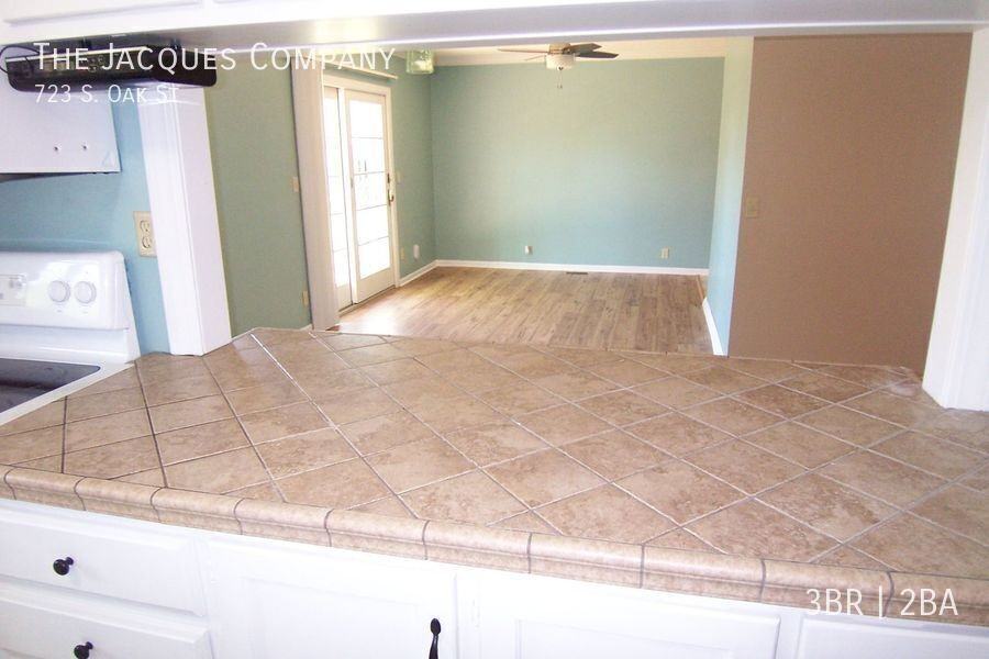 723 S Oak St - Photo 7 of 15
