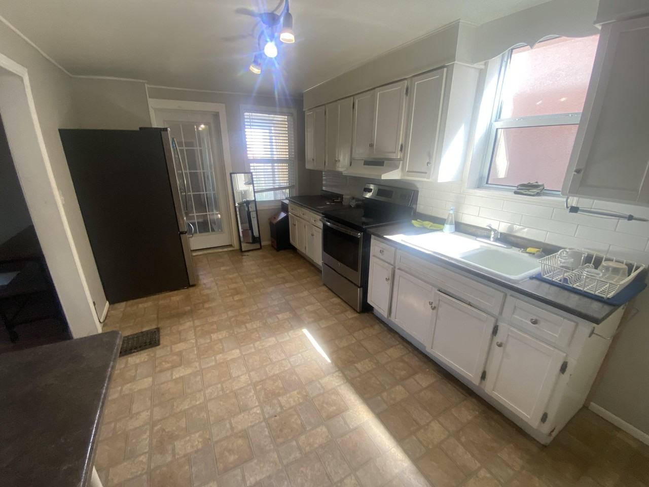 242 Archibald St N - Photo 7 of 13