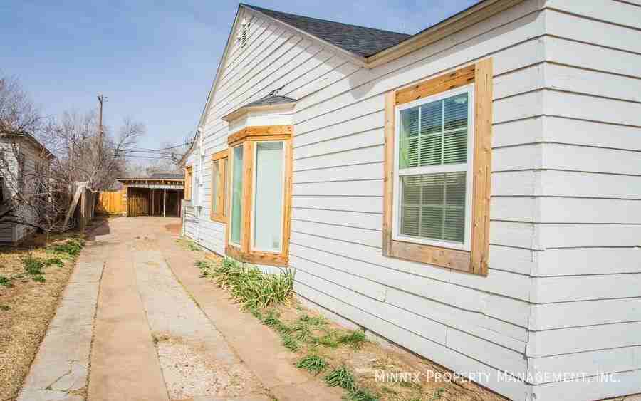 2222 27th St - Photo 4 of 47