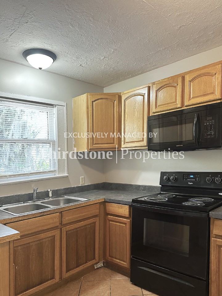961 Dorchester St - Photo 6 of 22