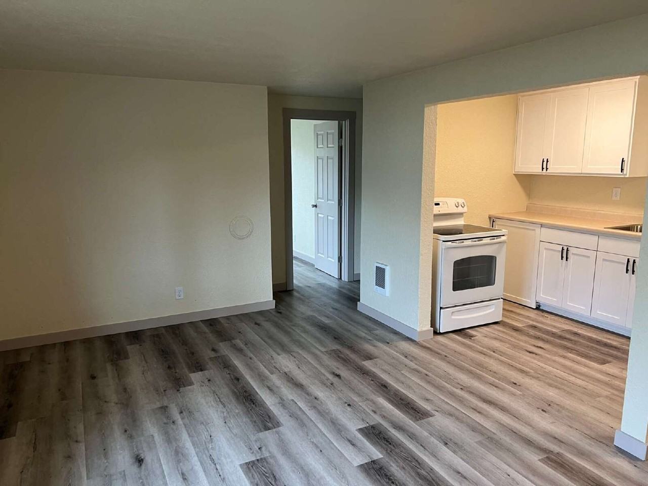 978 Juniper St - Photo 4 of 11