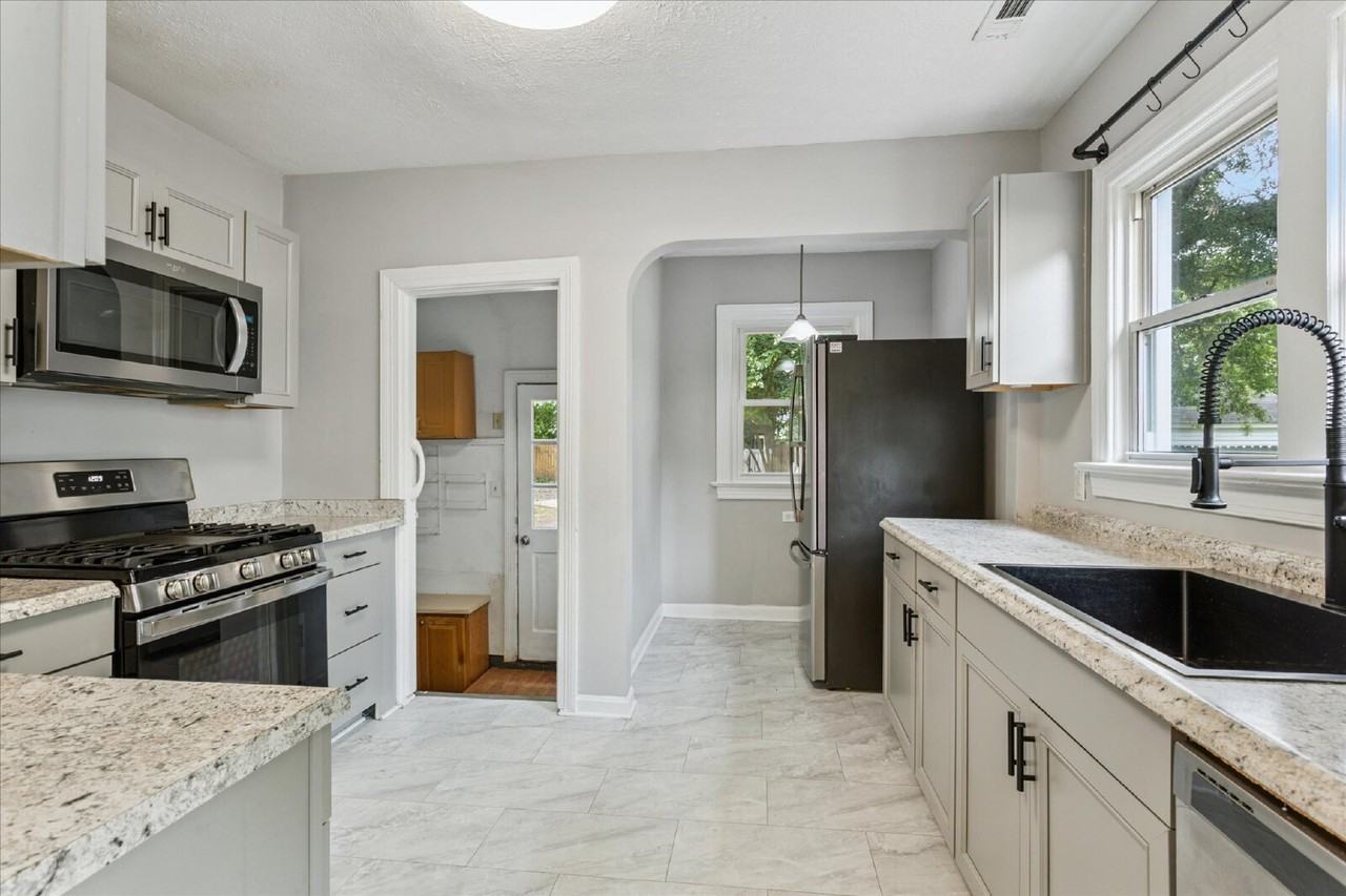 2913 Sir Walter Ln - Photo 7 of 25