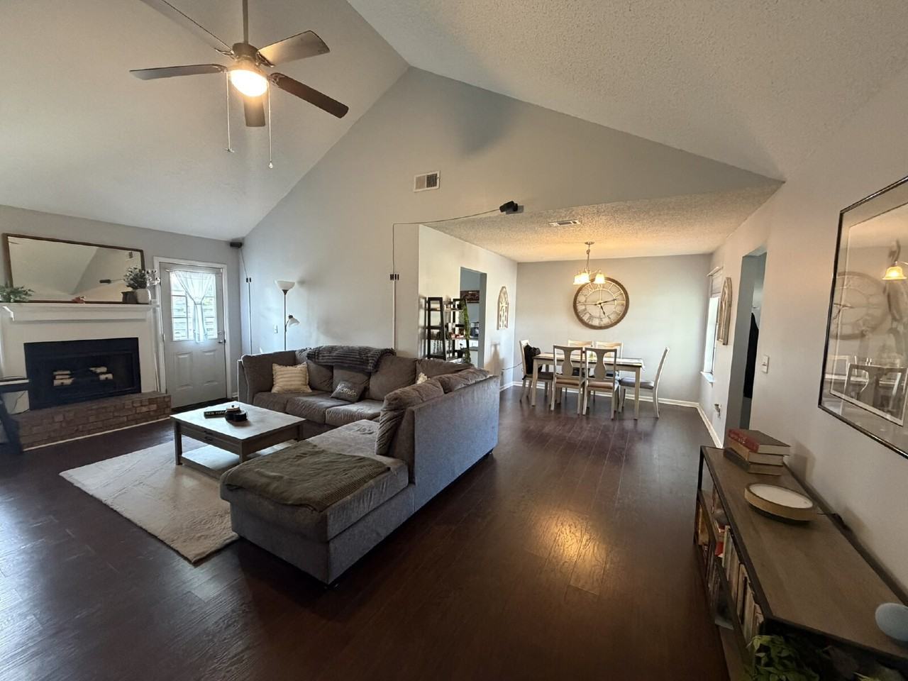 708 Woods Ct - Photo 2 of 8