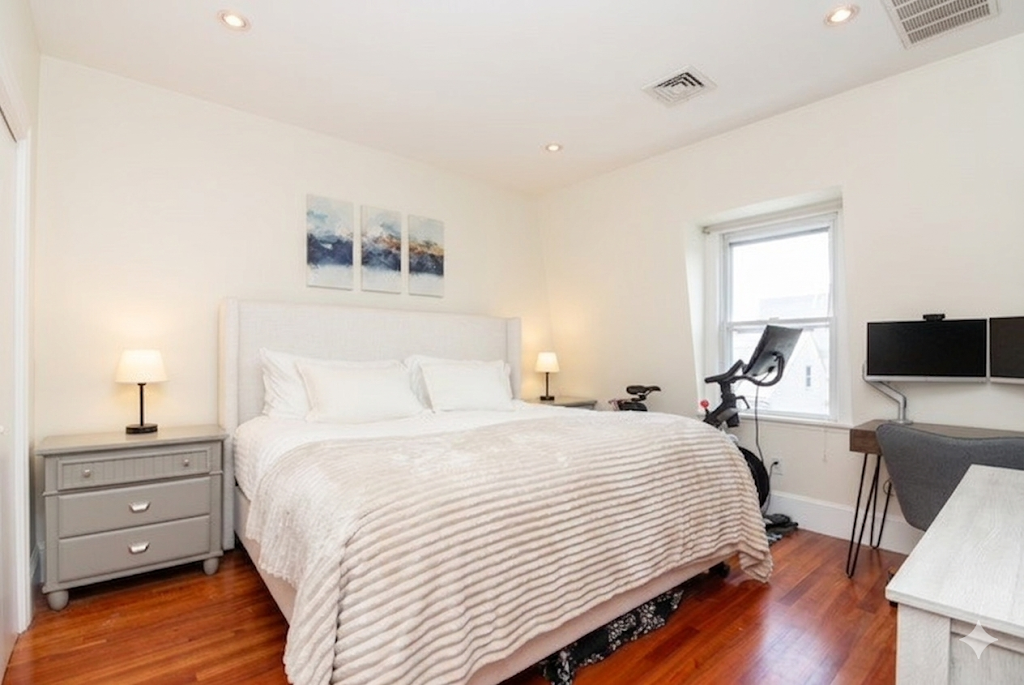 340 W 3rd St #3 - Photo 5 of 14