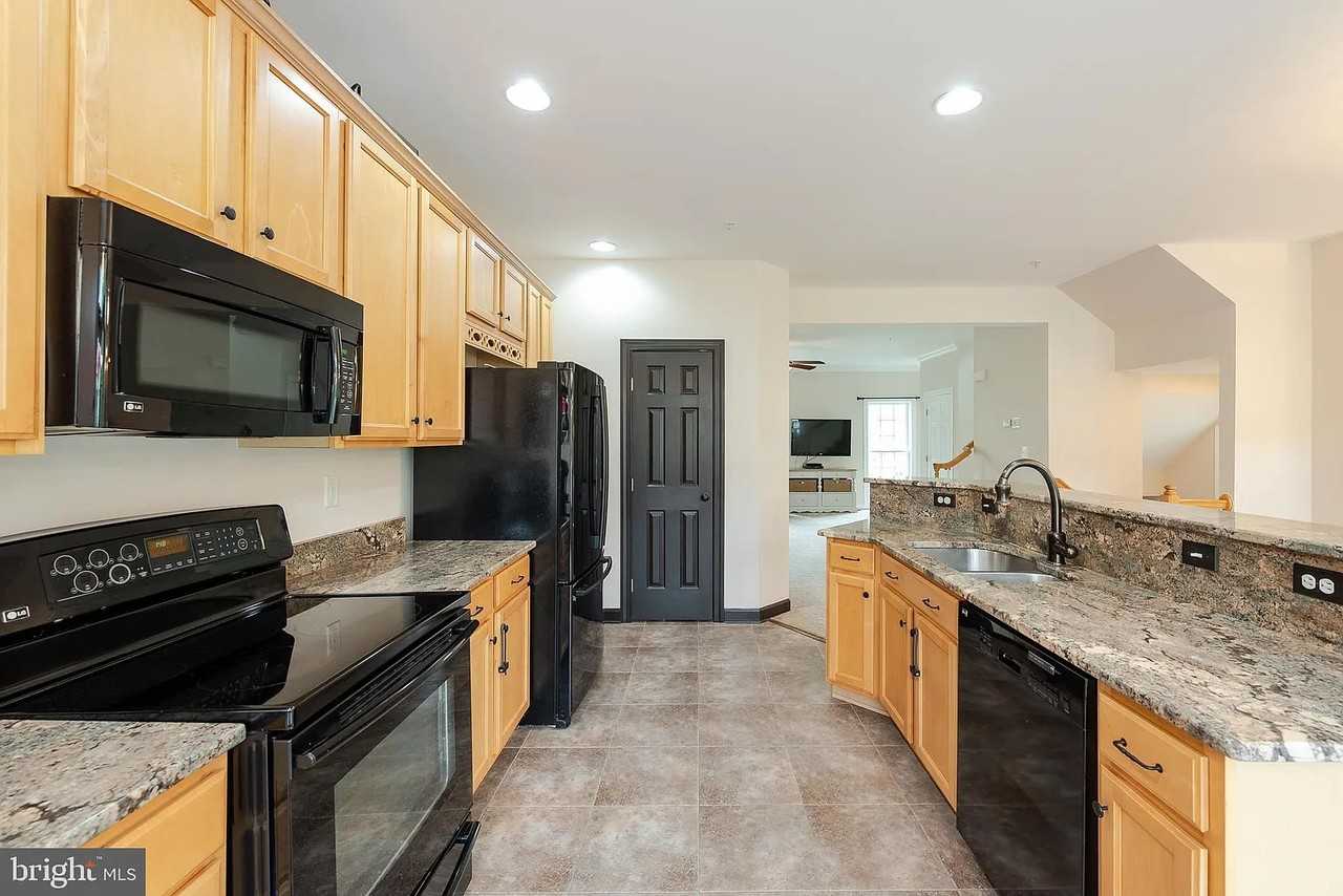 10655 Hillingdon Rd #1 - Photo 7 of 31