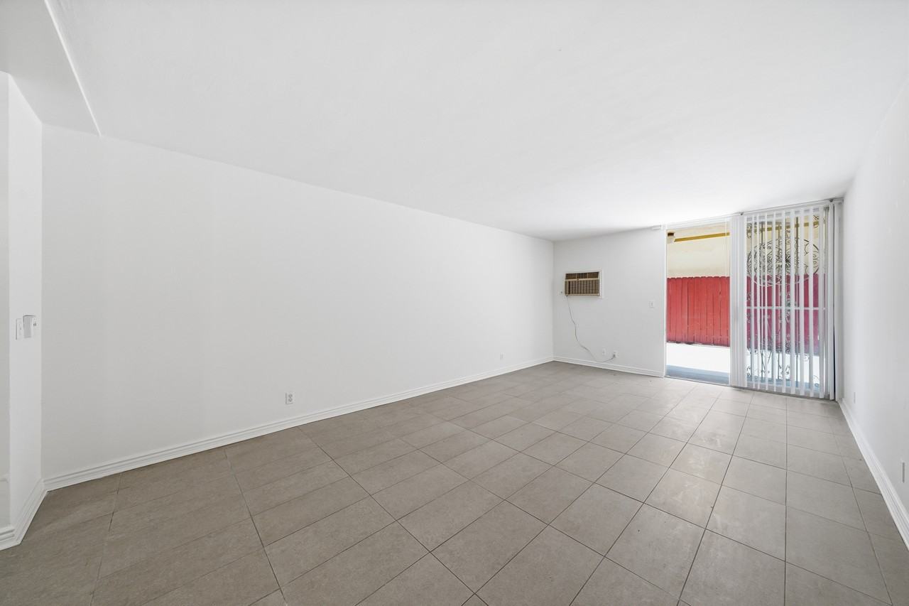 425 S Kenmore Ave #111 - Photo 2 of 13