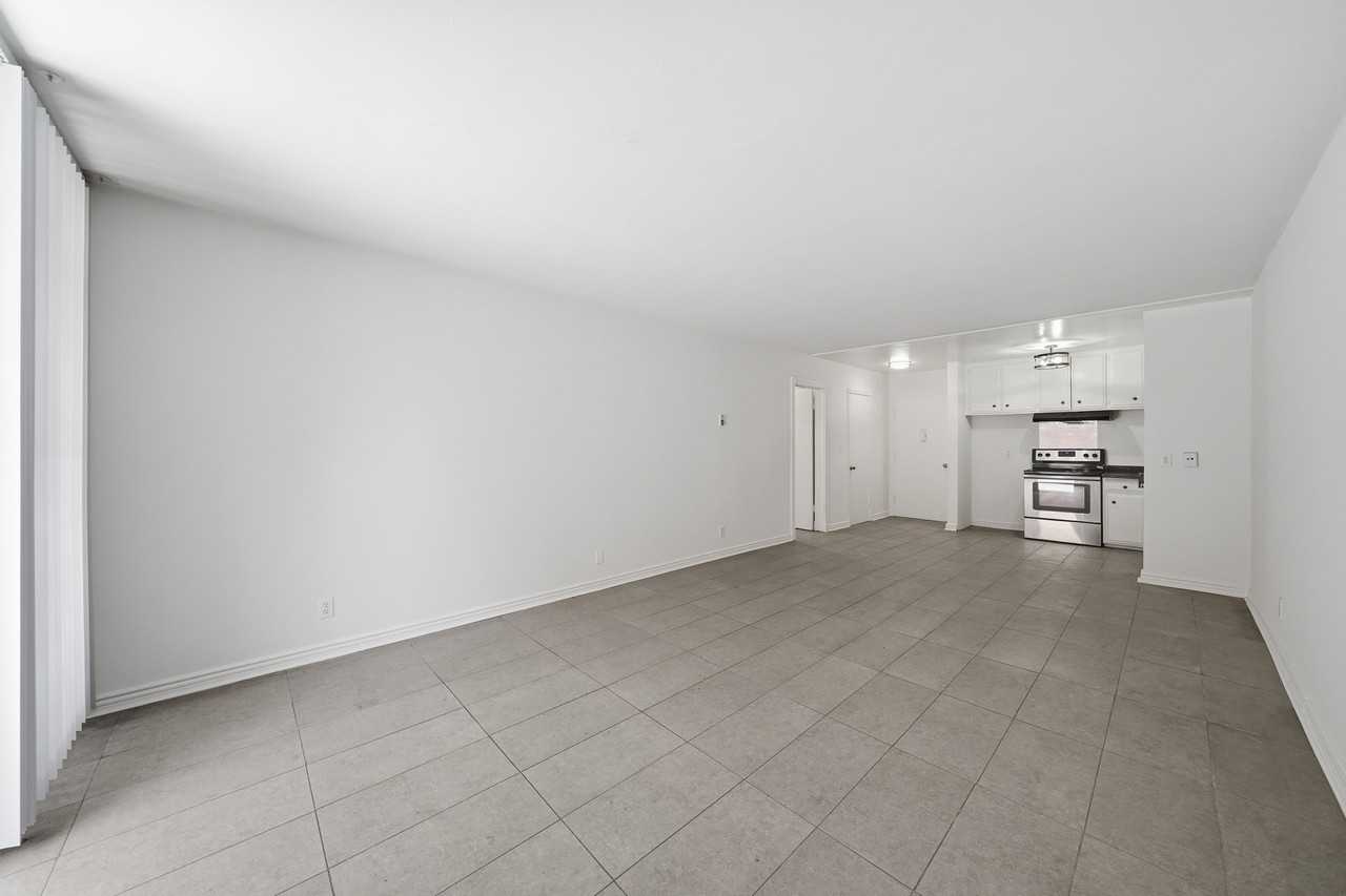 425 S Kenmore Ave #111 - Photo 3 of 13