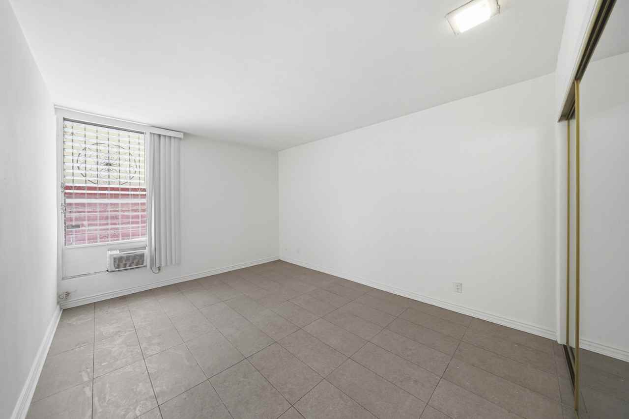 425 S Kenmore Ave #111 - Photo 4 of 13