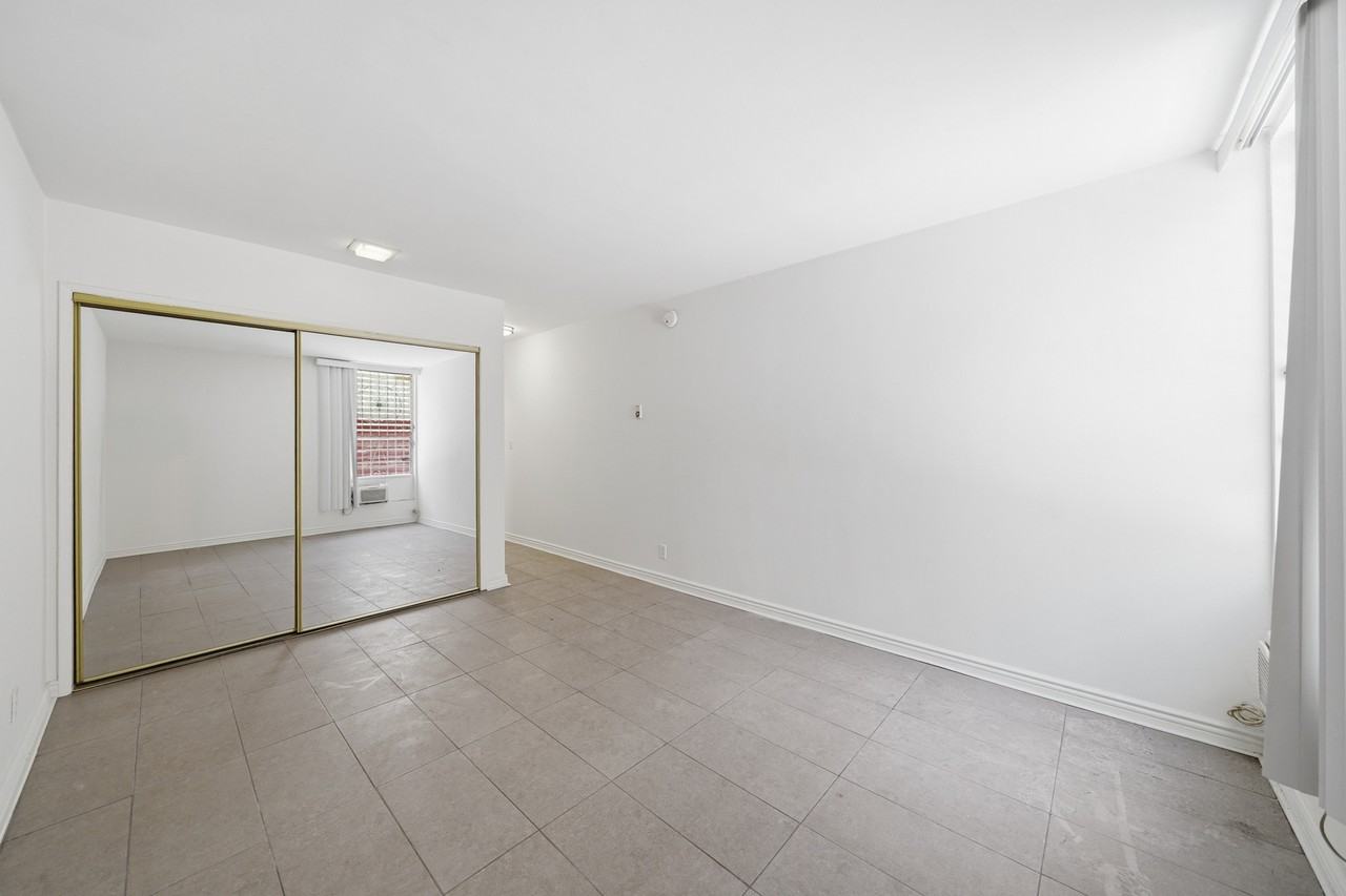 425 S Kenmore Ave #111 - Photo 6 of 13