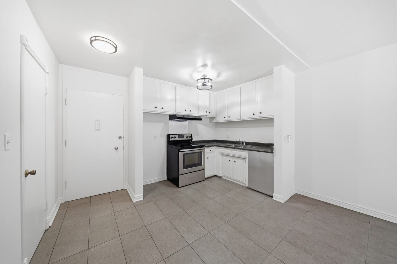 425 S Kenmore Ave #111 - Photo 7 of 13