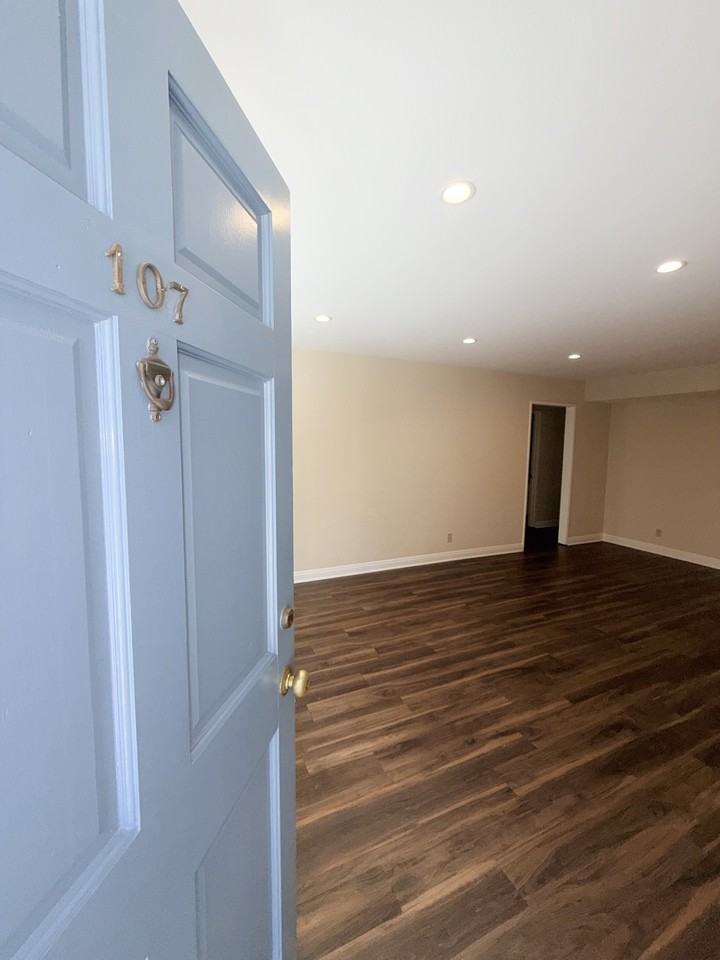 515 E Elmwood Ave #107 - Photo 4 of 15
