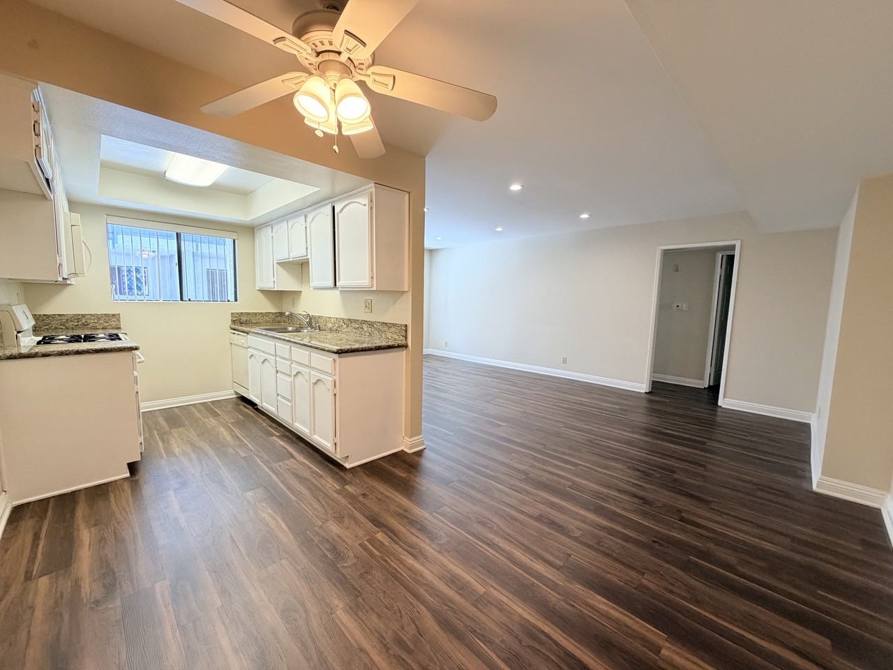 515 E Elmwood Ave #107 - Photo 5 of 15