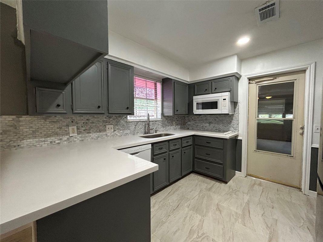 1712 Carol Lee Ln - Photo 4 of 10