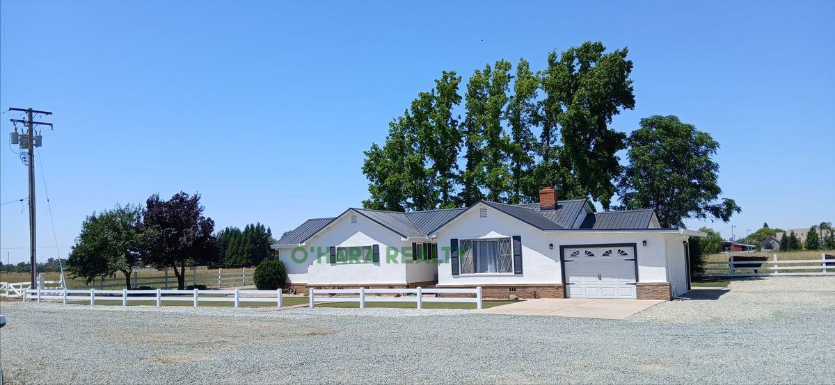 10133 Davis Rd - Photo 2 of 41