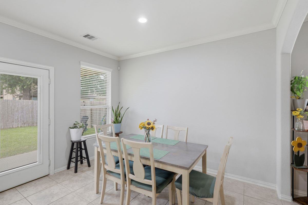 2244 Ivy Wall Dr - Photo 4 of 28