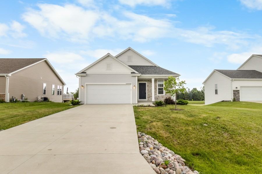 W218N16046 Tiger Lily Dr - Photo 2 of 26