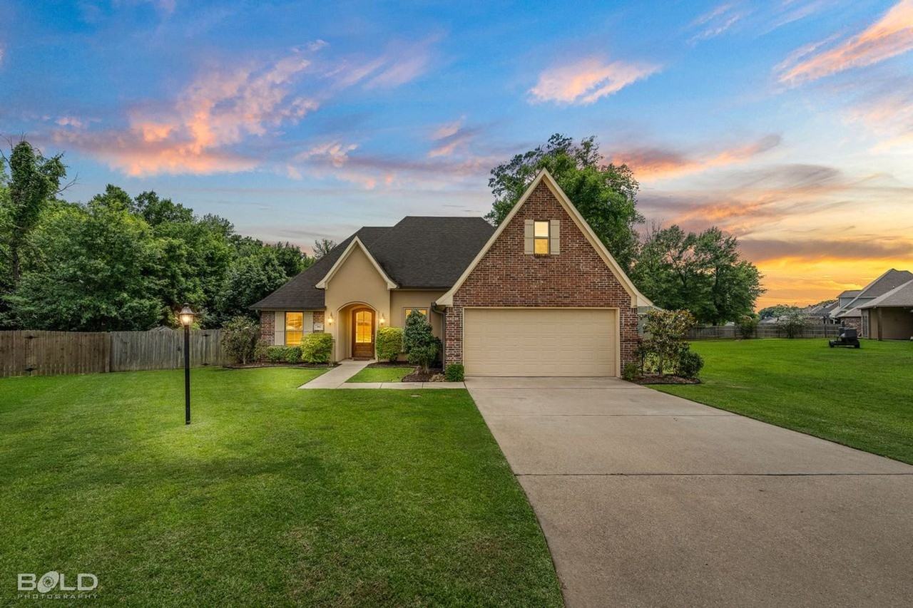 302 Oscar Cir - Photo 2 of 40