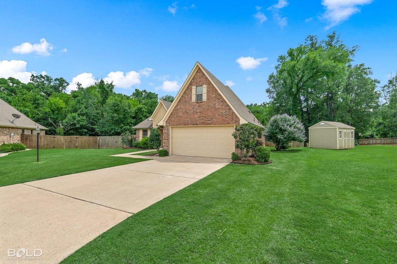 302 Oscar Cir - Photo 4 of 40