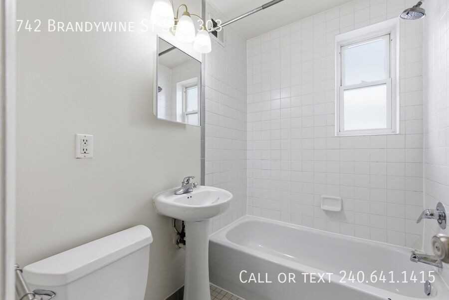 742 Brandywine St Se #303 - Photo 6 of 9