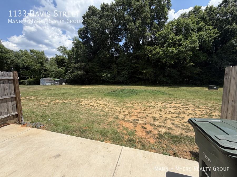 1133 Davis St - Photo 2 of 11