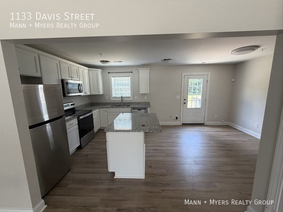 1133 Davis St - Photo 3 of 11