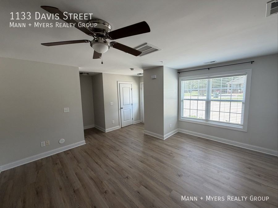 1133 Davis St - Photo 4 of 11