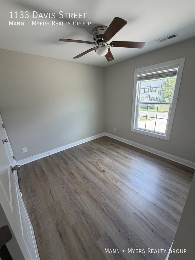 1133 Davis St - Photo 6 of 11