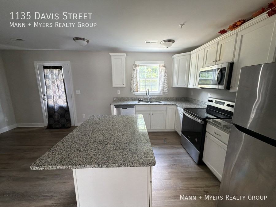 1135 Davis St - Photo 2 of 10