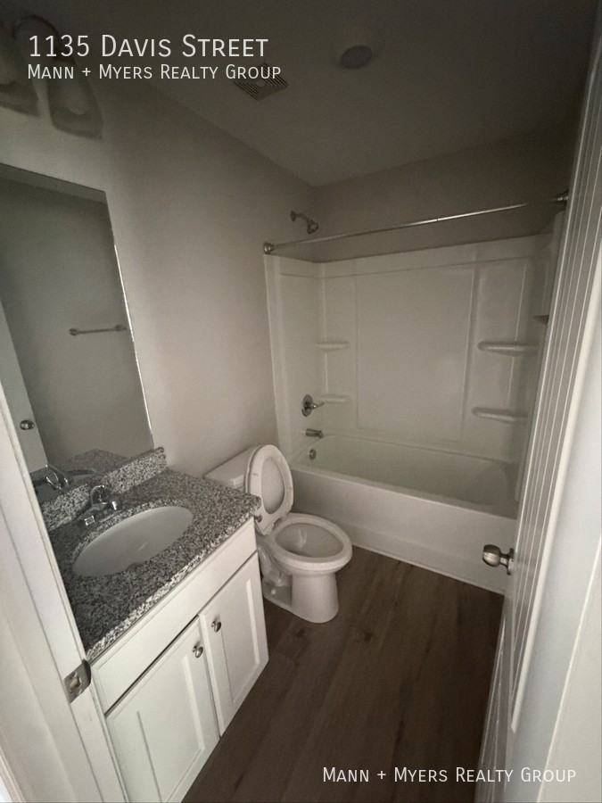 1135 Davis St - Photo 4 of 10