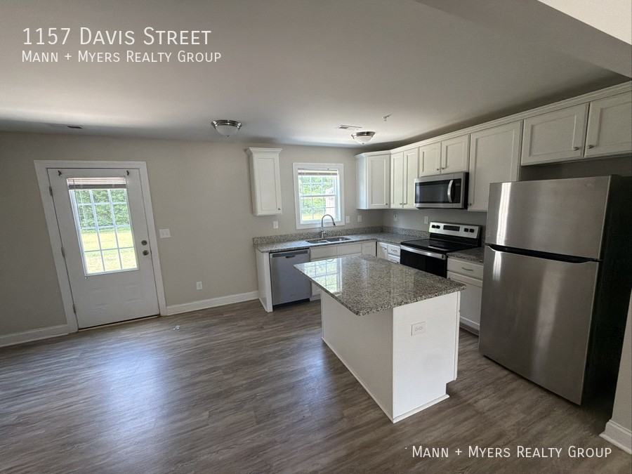 1157 Davis St - Photo 3 of 9