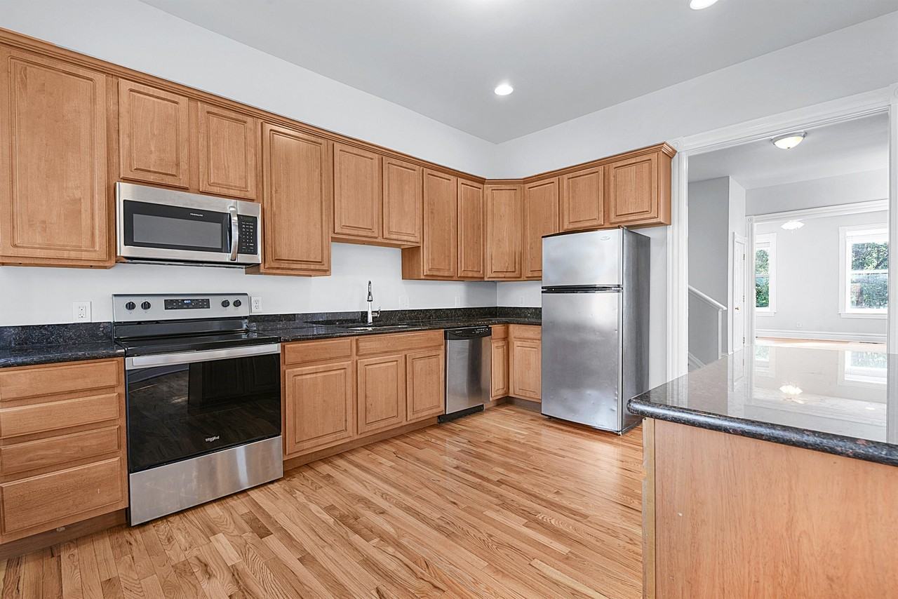 2267 Indiana Ave - Photo 7 of 20
