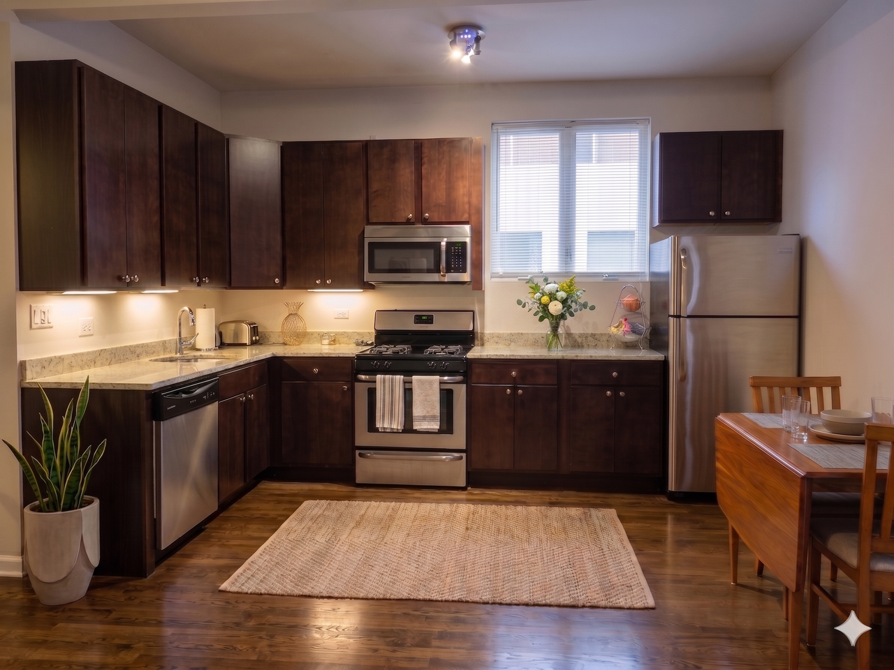 1014 N Winchester Ave - Photo 5 of 7
