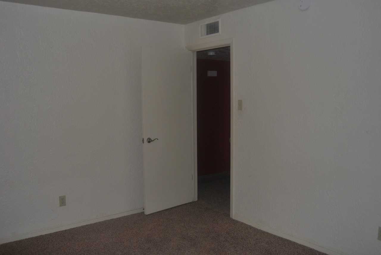 NORTH STANTON ST (4433) - Photo 7 of 24