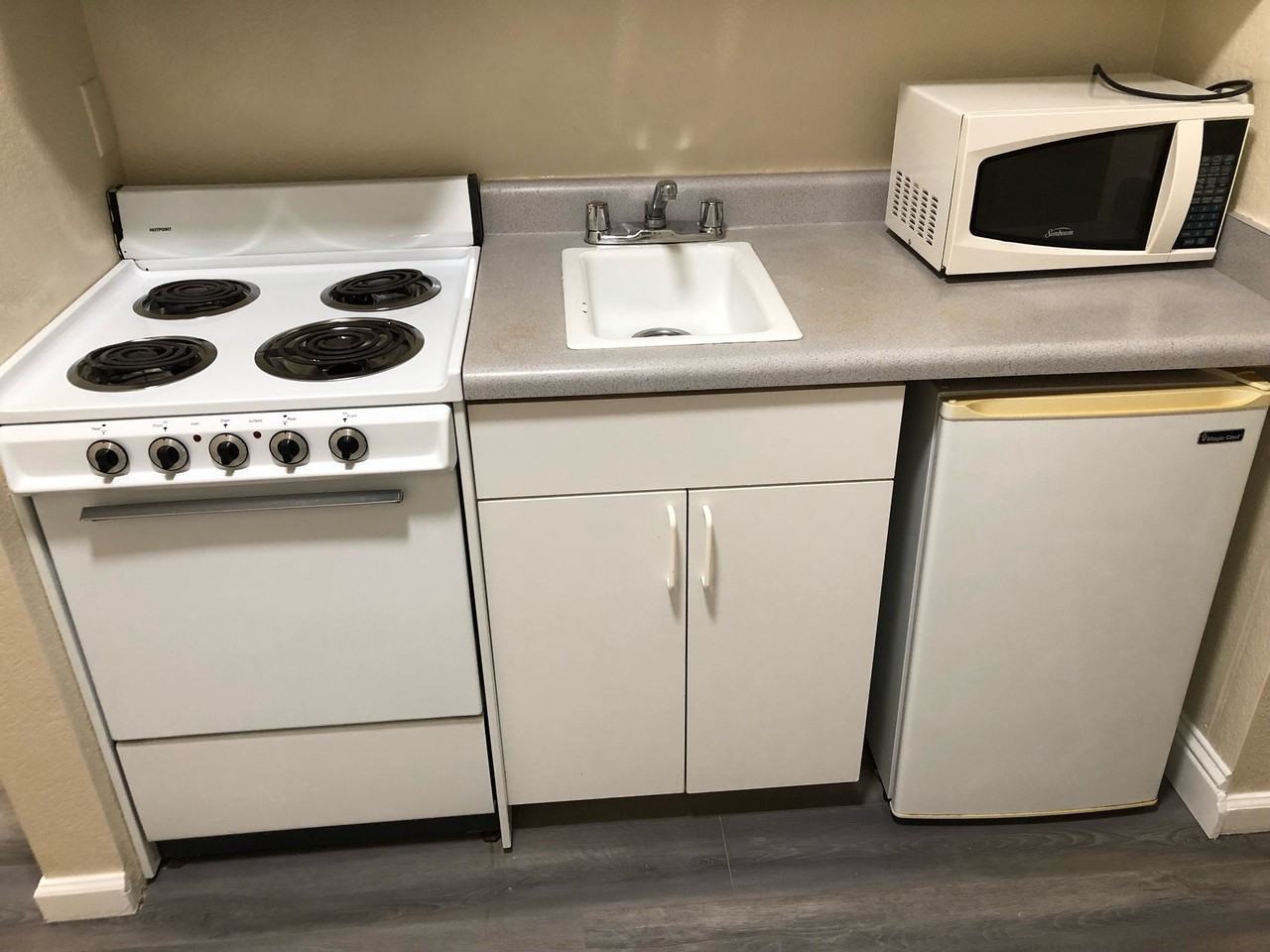 2070 University Avenue - Photo 4 of 29