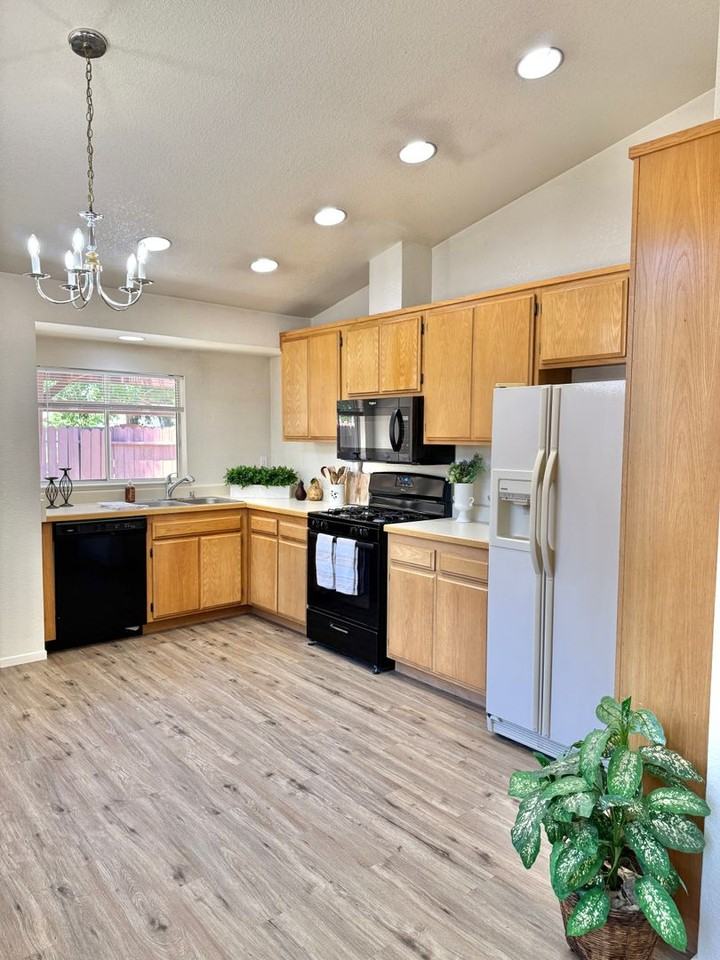 7607 Water View Way - Photo 3 of 21