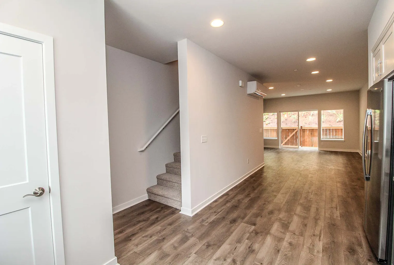 10942 Northeast 189th PlaceUnit G #G - Photo 6 of 23