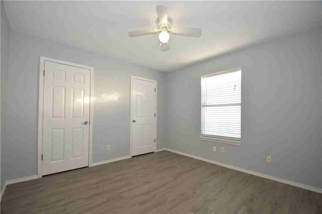 2515 Se 3rd St - Photo 3 of 11