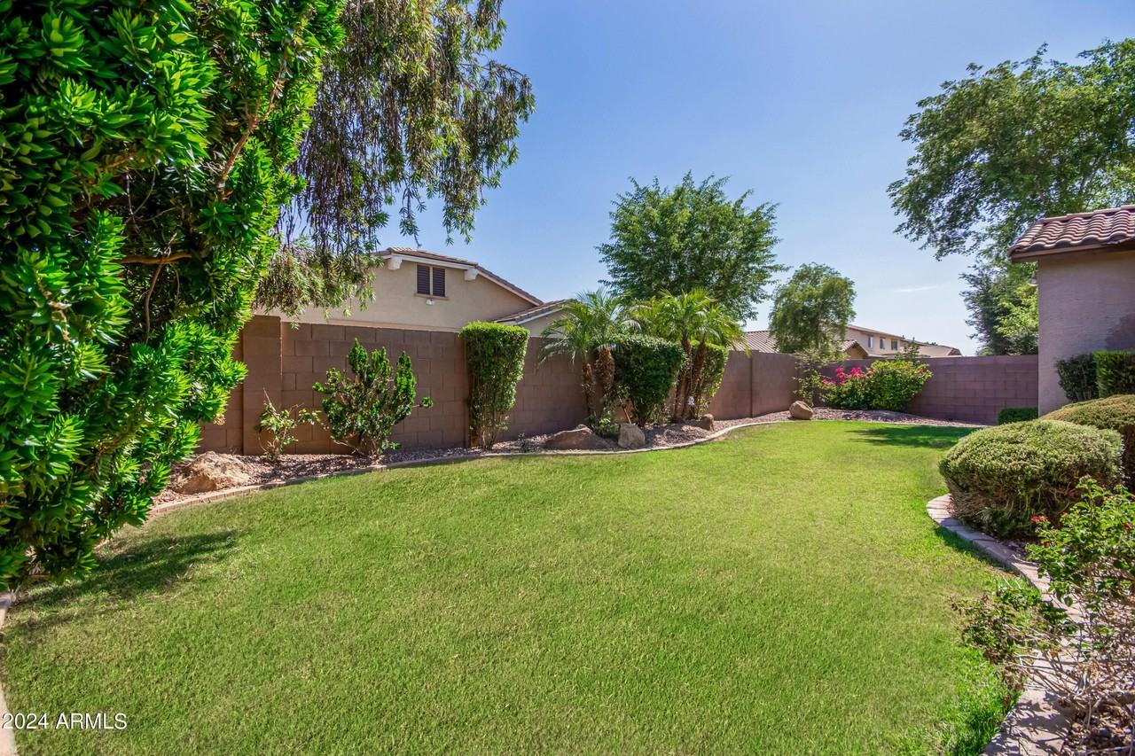 2695 E Rakestraw Ln - Photo 3 of 41