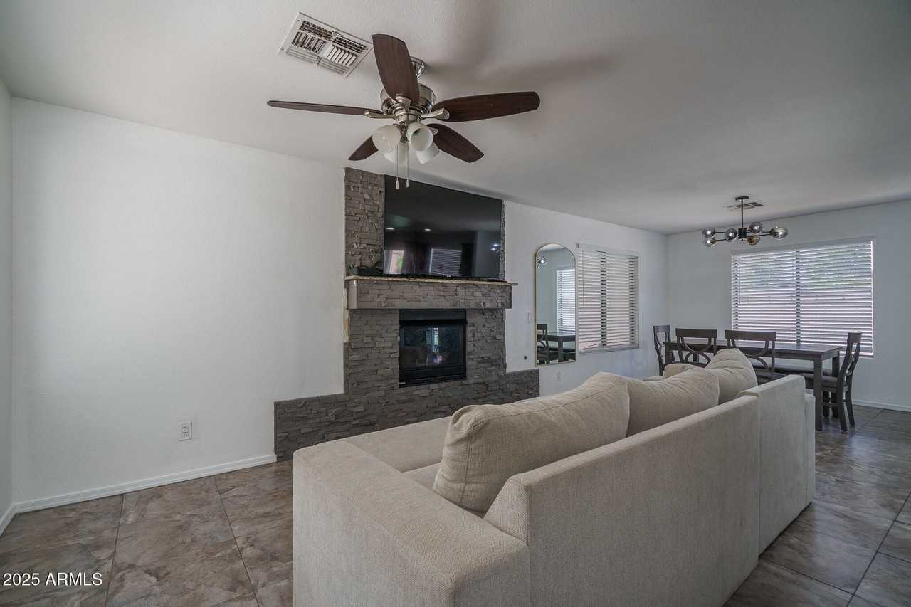 16006 W Lincoln St - Photo 4 of 22