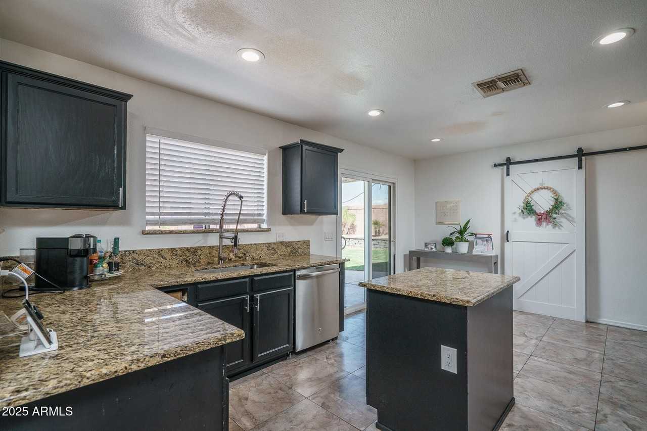 16006 W Lincoln St - Photo 6 of 22