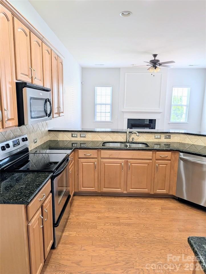10713 Serape Rd - Photo 5 of 39