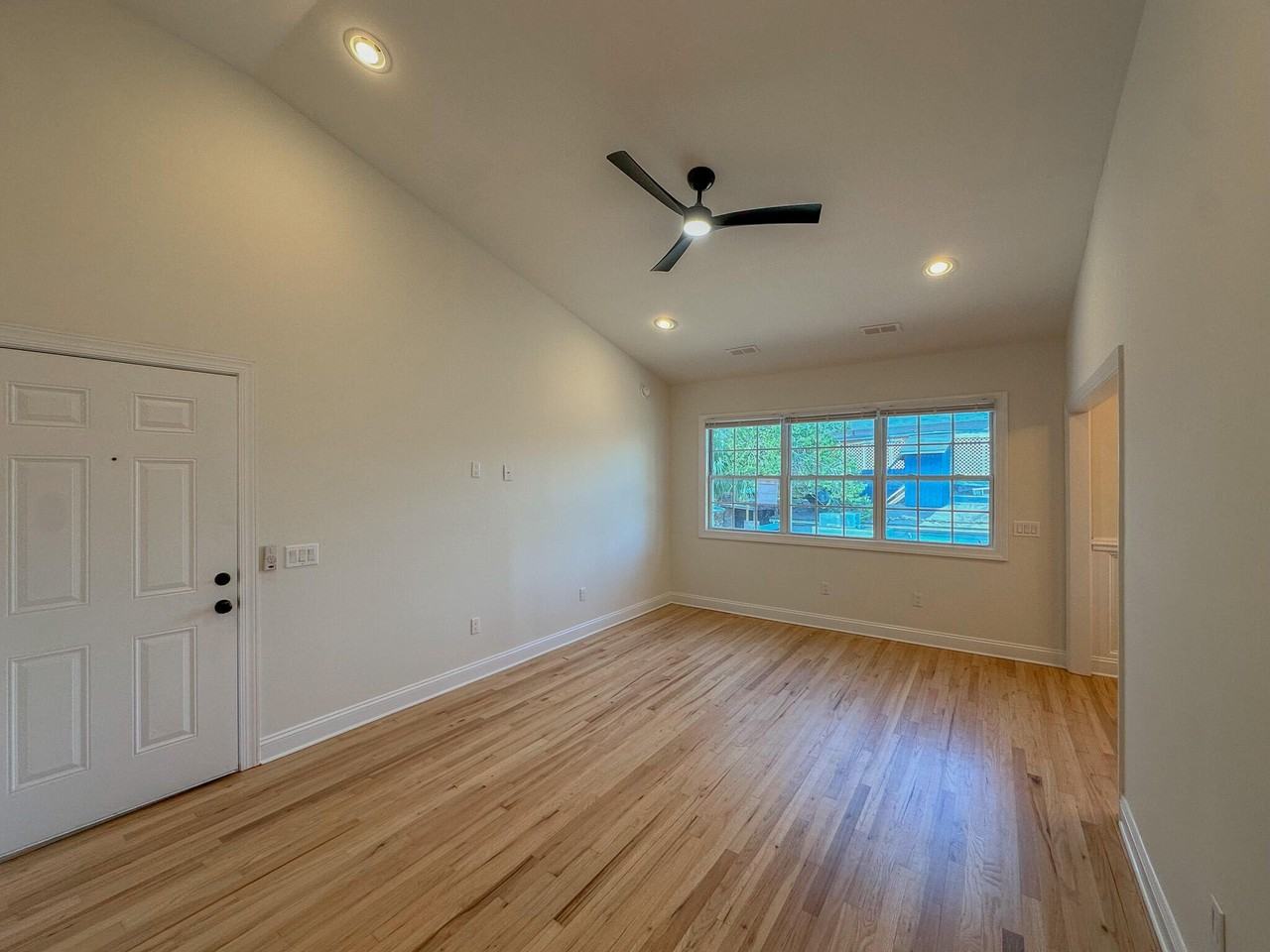 180 Line St #D - Photo 4 of 17