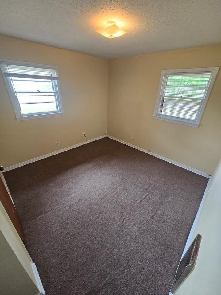 806 S Ussery St - Photo 4 of 9