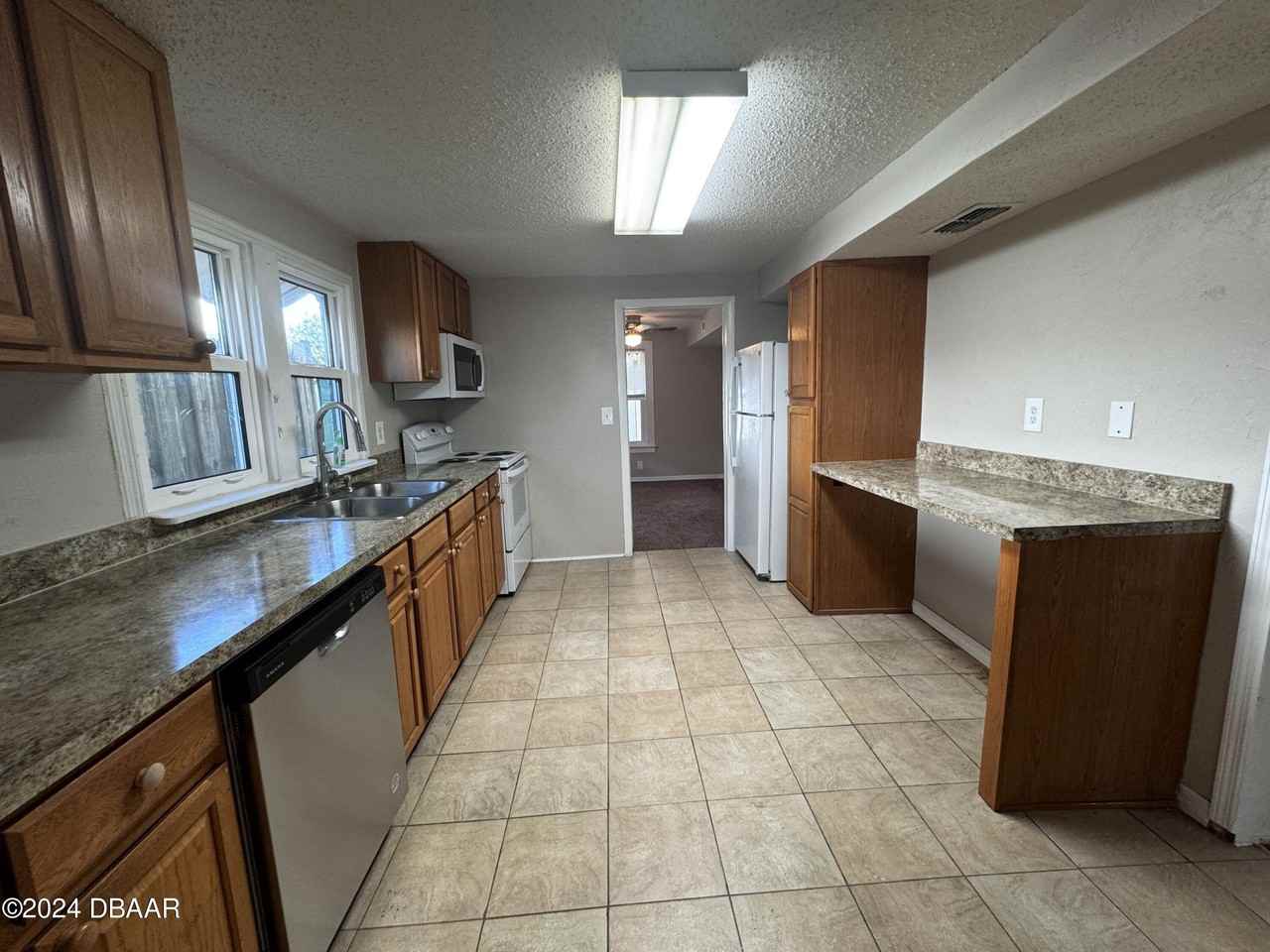 1304 Holly Ave - Photo 5 of 14