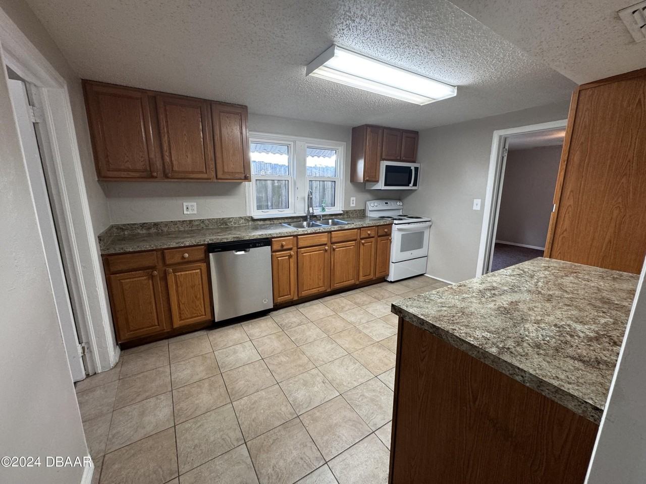 1304 Holly Ave - Photo 6 of 14