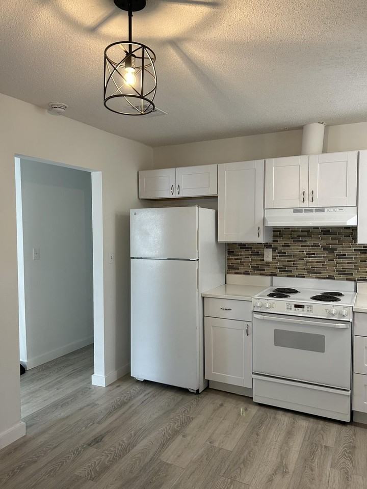 1005 Pinetree Rd - Photo 2 of 20