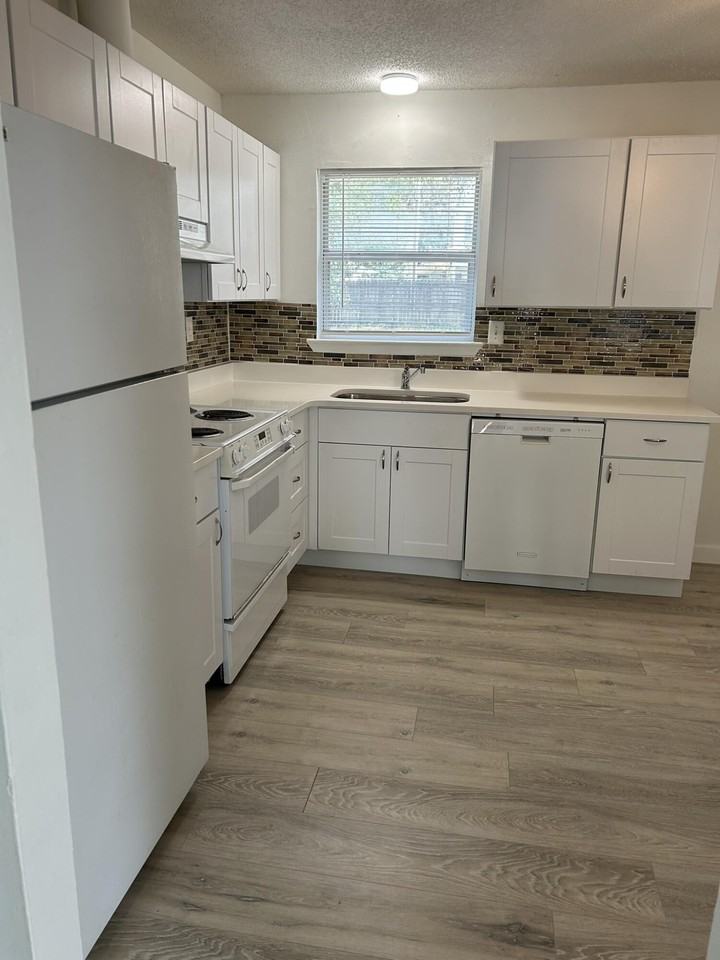 1005 Pinetree Rd - Photo 3 of 20